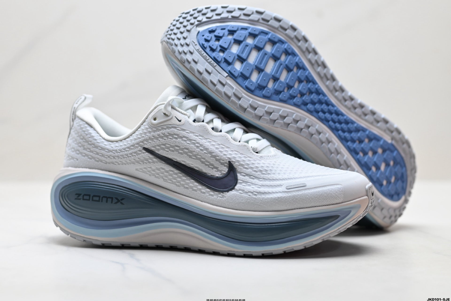 Nike Vomero Plus Men's Low-Top Running Shoe HV8150-111