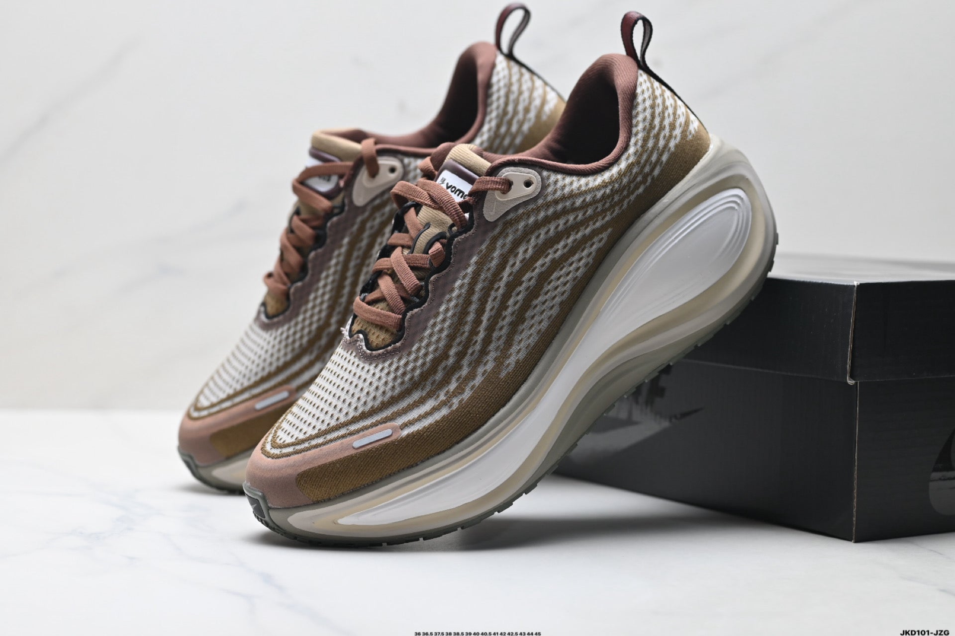 Nike Vomero Plus Low-Top Running Shoe IQ4482-001