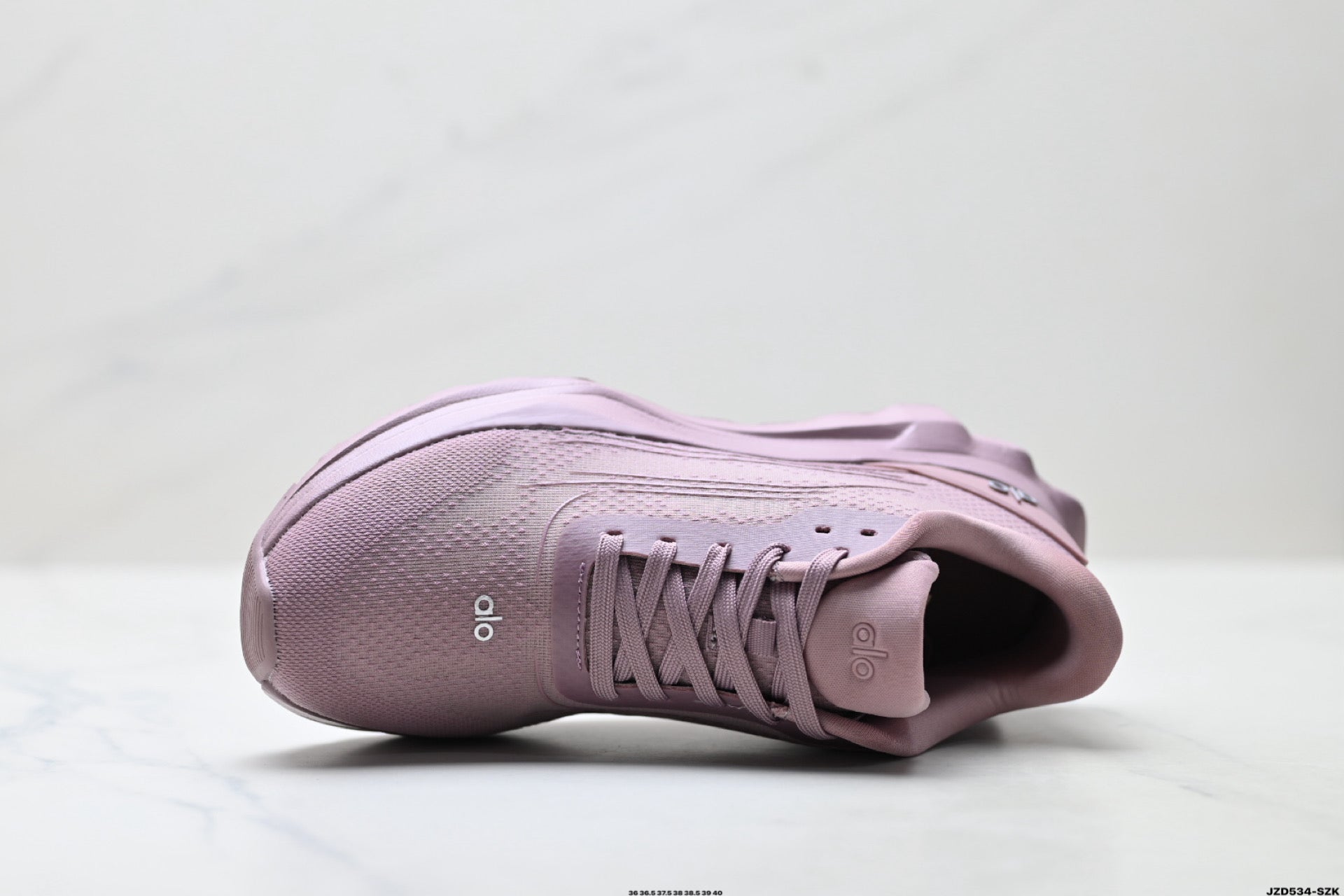 Alo Yoga Alo Runner – Breathable Mesh Low-Top Sneaker | City Commute & Training A0590U