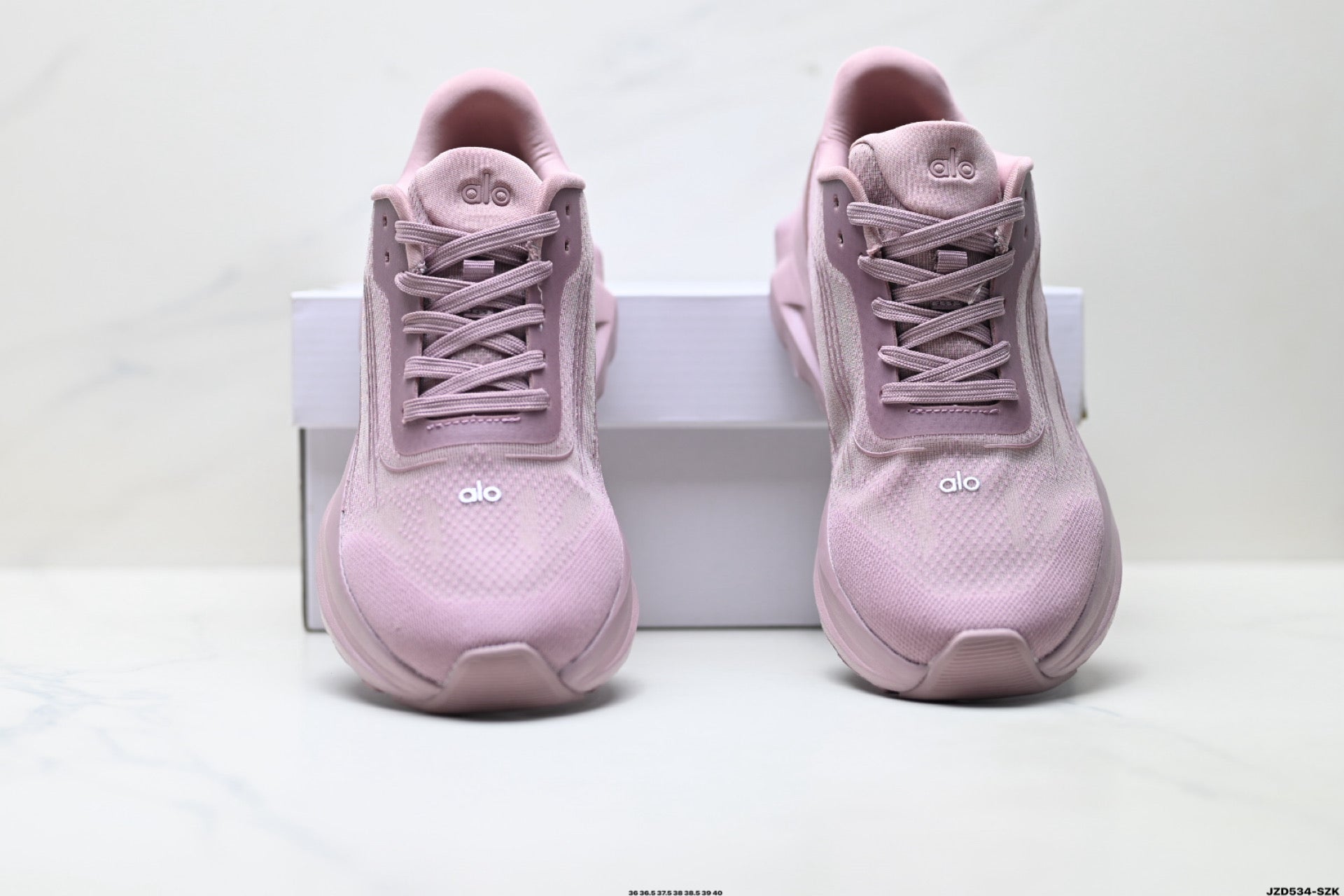 Alo Yoga Alo Runner – Breathable Mesh Low-Top Sneaker | City Commute & Training A0590U