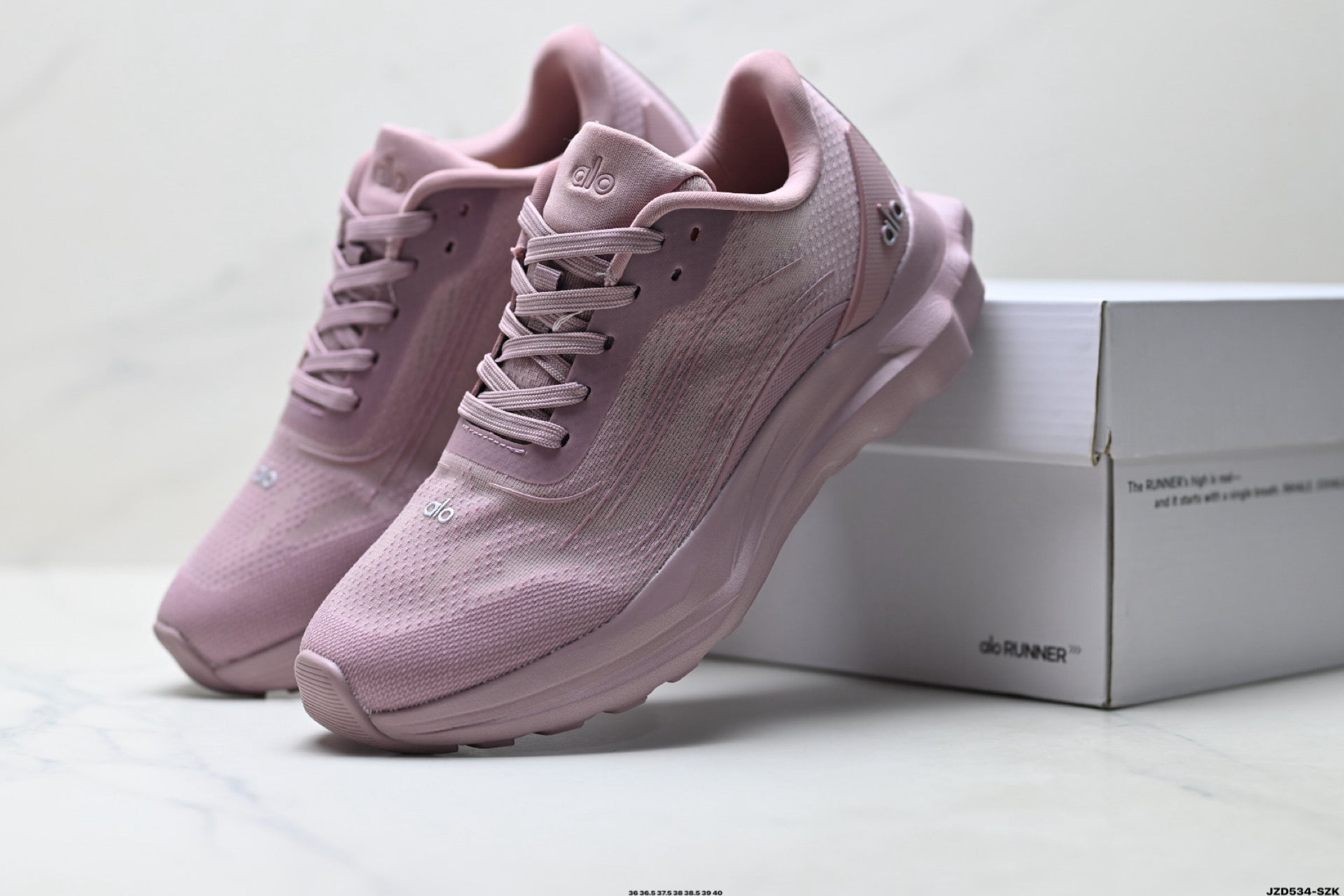 Alo Yoga Alo Runner – Breathable Mesh Low-Top Sneaker | City Commute & Training A0590U