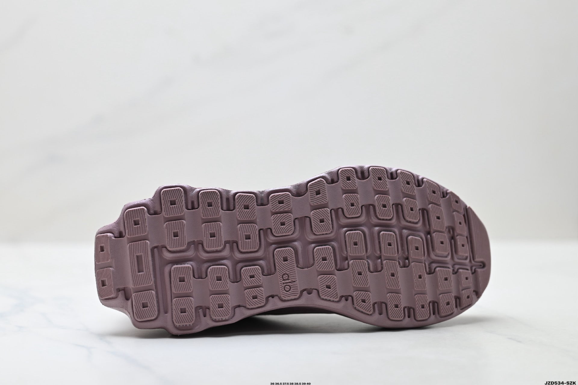 Alo Yoga Alo Runner – Breathable Mesh Low-Top Sneaker | City Commute & Training A0590U