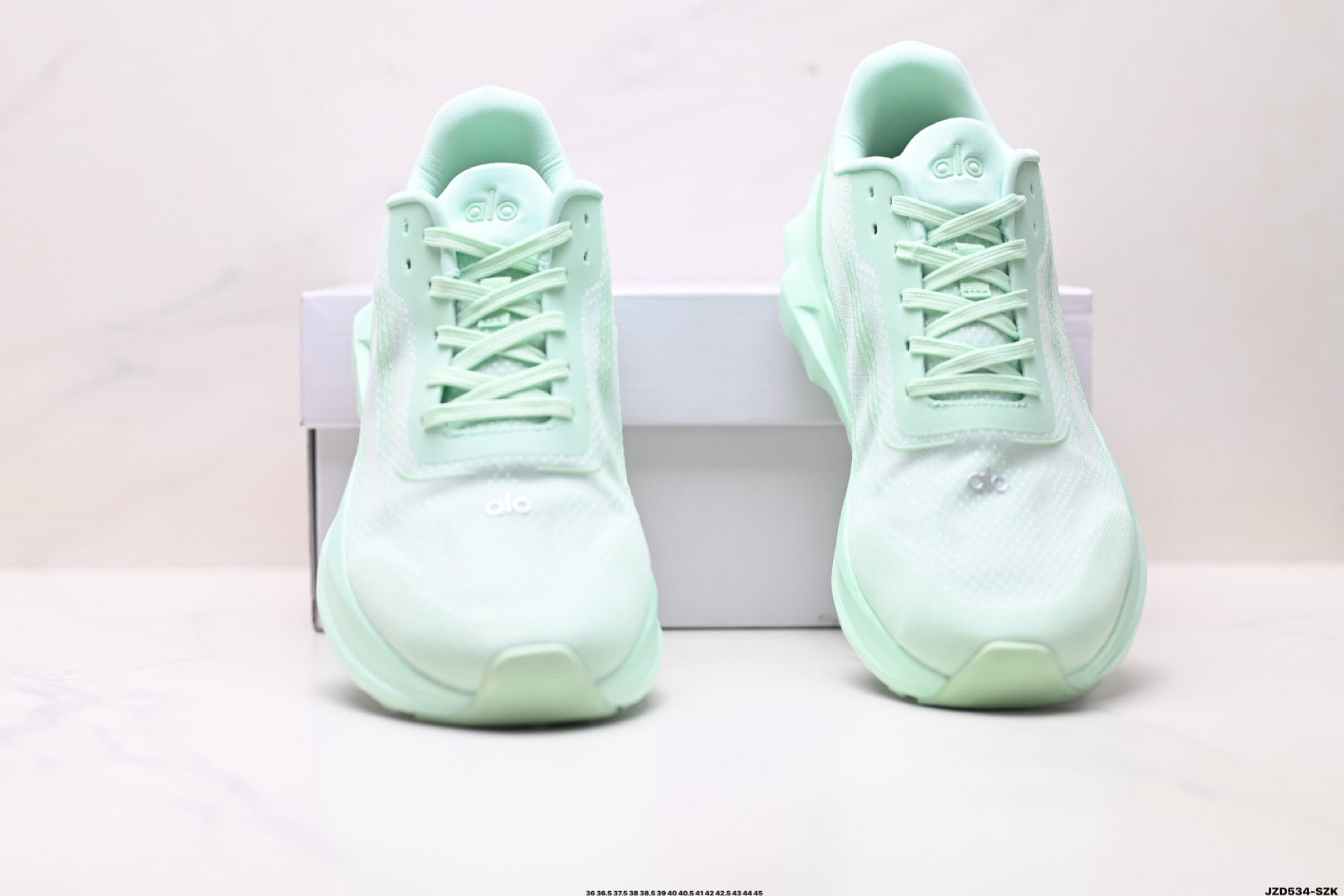 Alo Yoga Alo Runner – Breathable Mesh Low-Top Sneaker | City Commute & Training A0590U（副本）