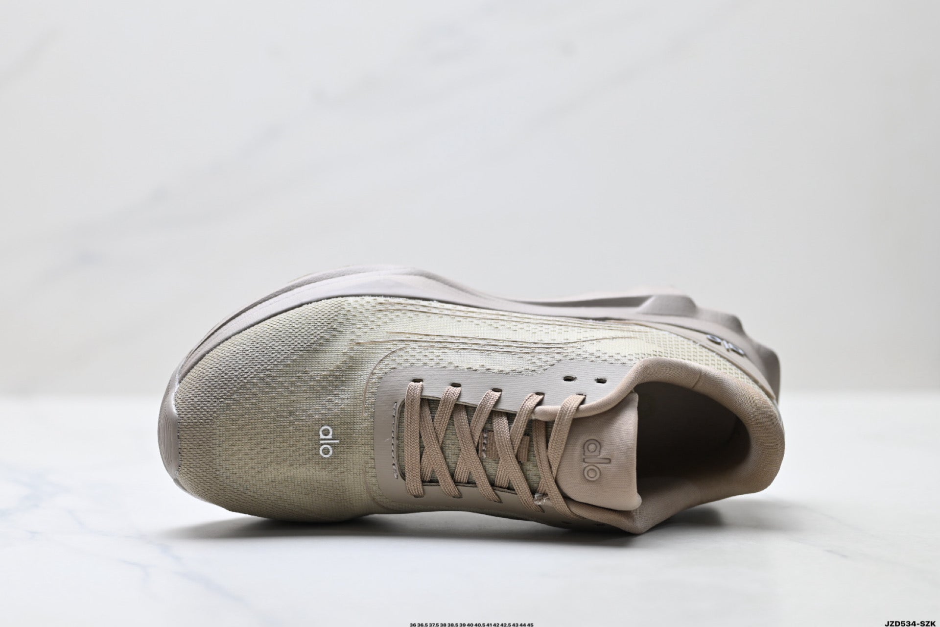 Alo Yoga Alo Runner – Breathable Mesh Low-Top Sneaker | City Commute & Training