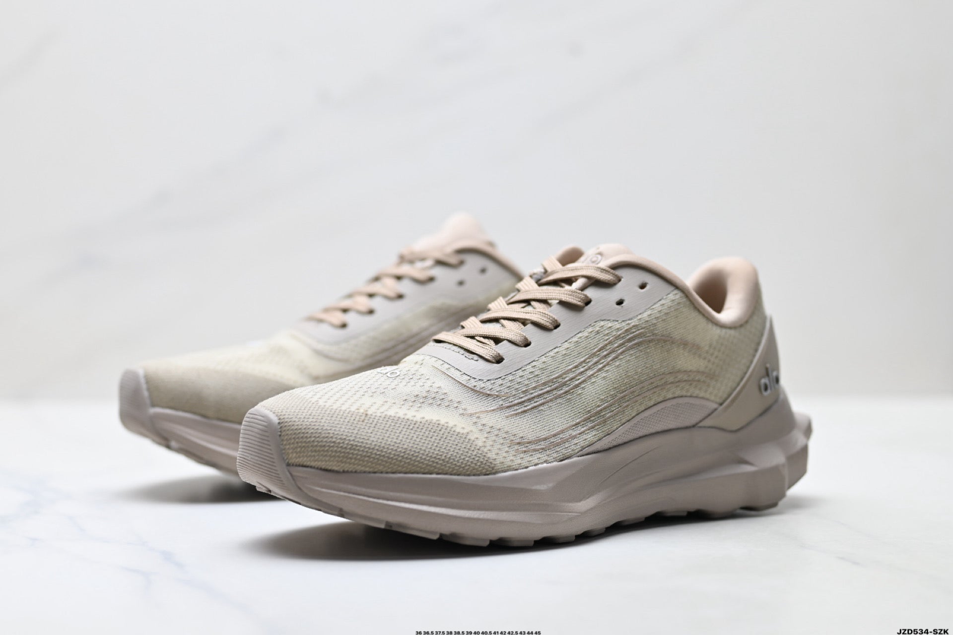 Alo Yoga Alo Runner – Breathable Mesh Low-Top Sneaker | City Commute & Training