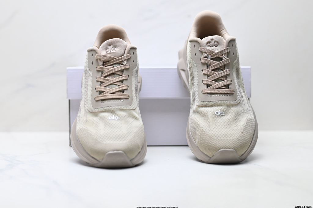 Alo Yoga Alo Runner – Breathable Mesh Low-Top Sneaker | City Commute & Training