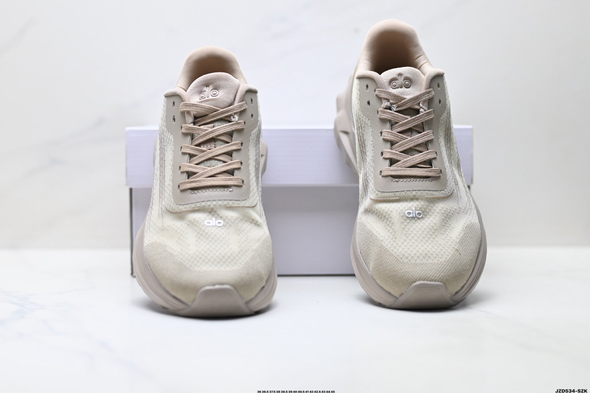 Alo Yoga Alo Runner – Breathable Mesh Low-Top Sneaker | City Commute & Training