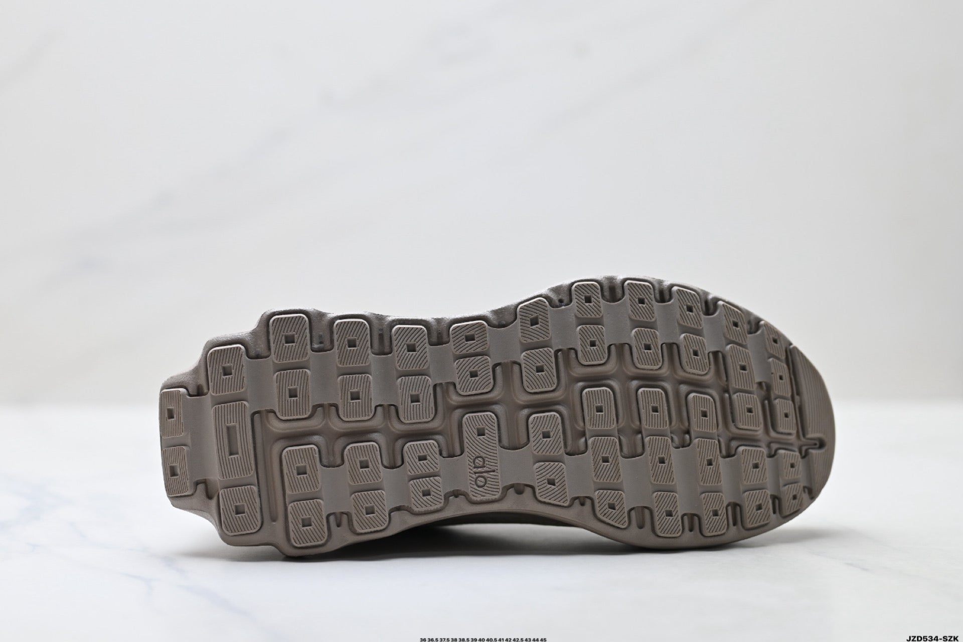 Alo Yoga Alo Runner – Breathable Mesh Low-Top Sneaker | City Commute & Training