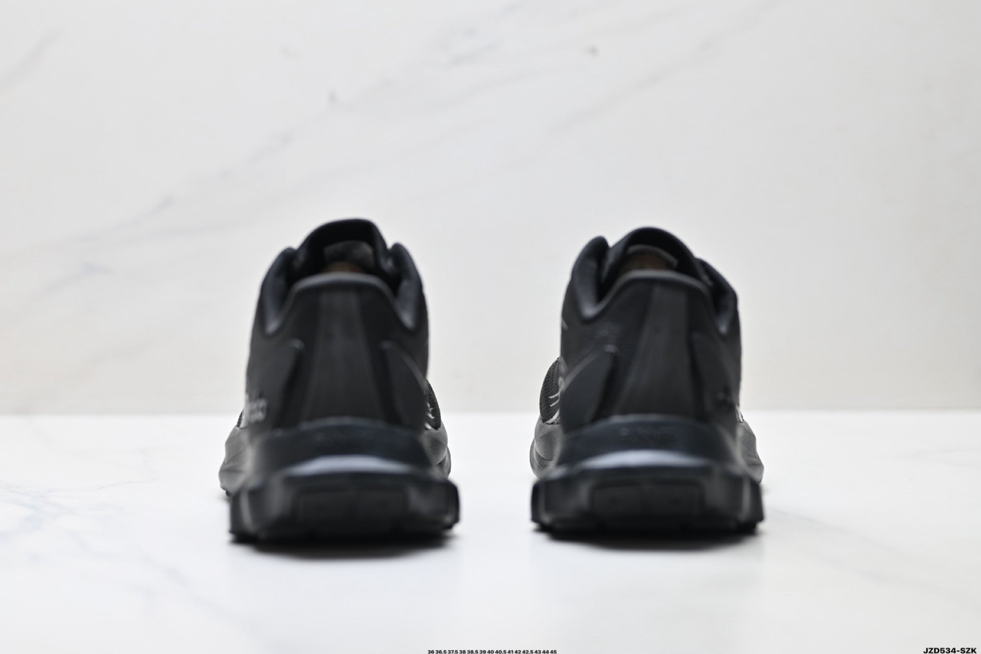 Alo Yoga Alo Runner – Breathable Mesh Low-Top Sneaker | City Commute & Training Black