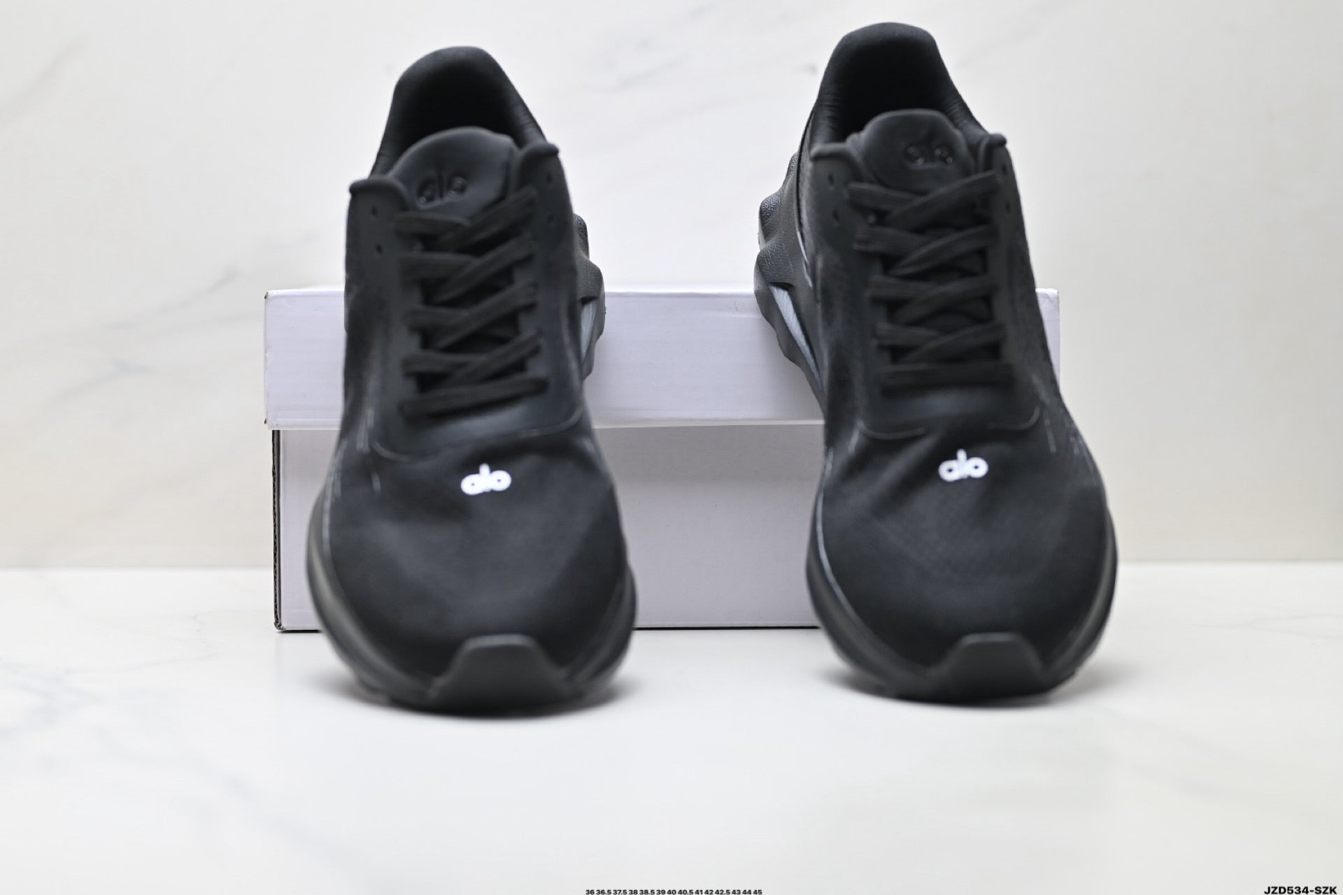 Alo Yoga Alo Runner – Breathable Mesh Low-Top Sneaker | City Commute & Training Black