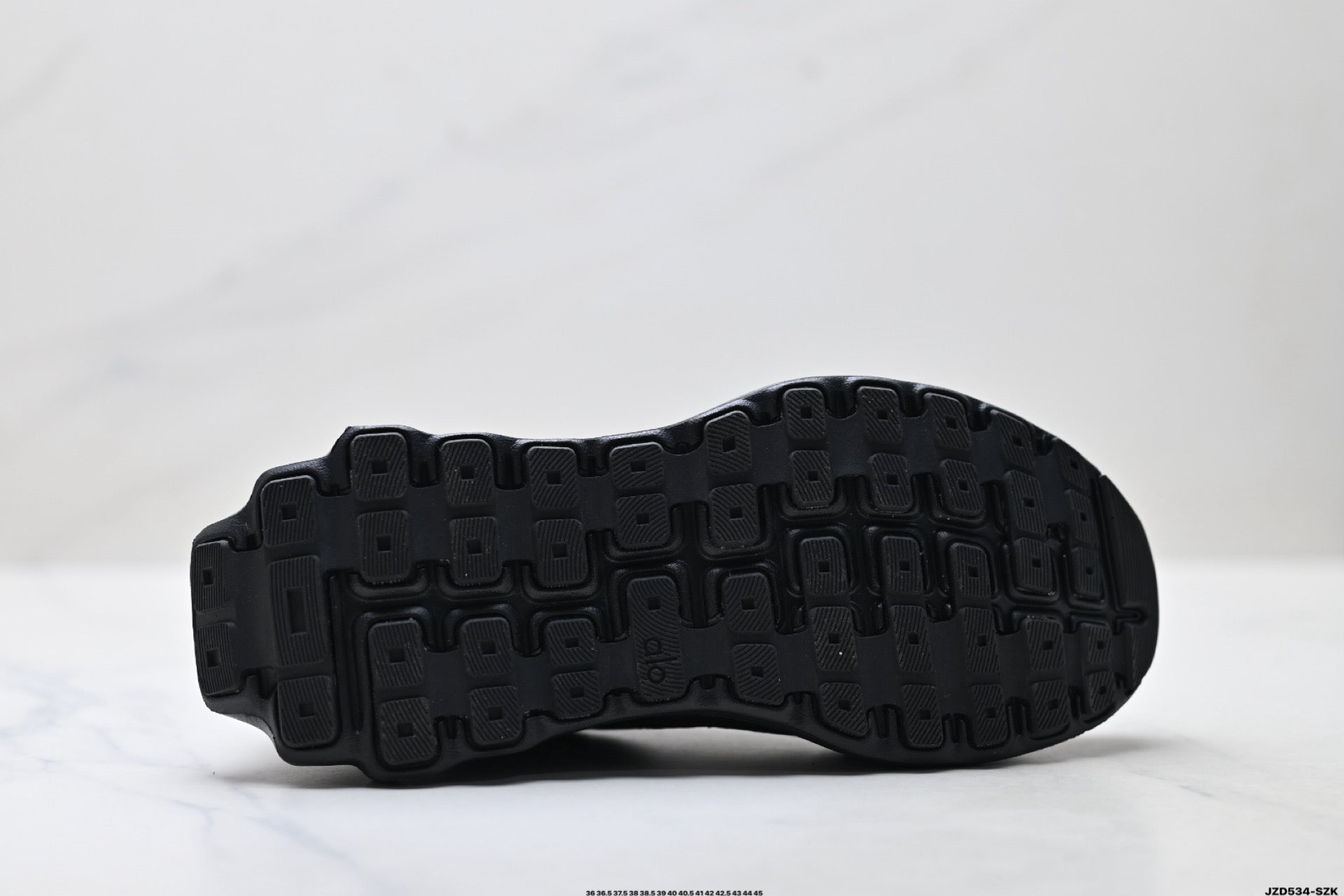 Alo Yoga Alo Runner – Breathable Mesh Low-Top Sneaker | City Commute & Training Black