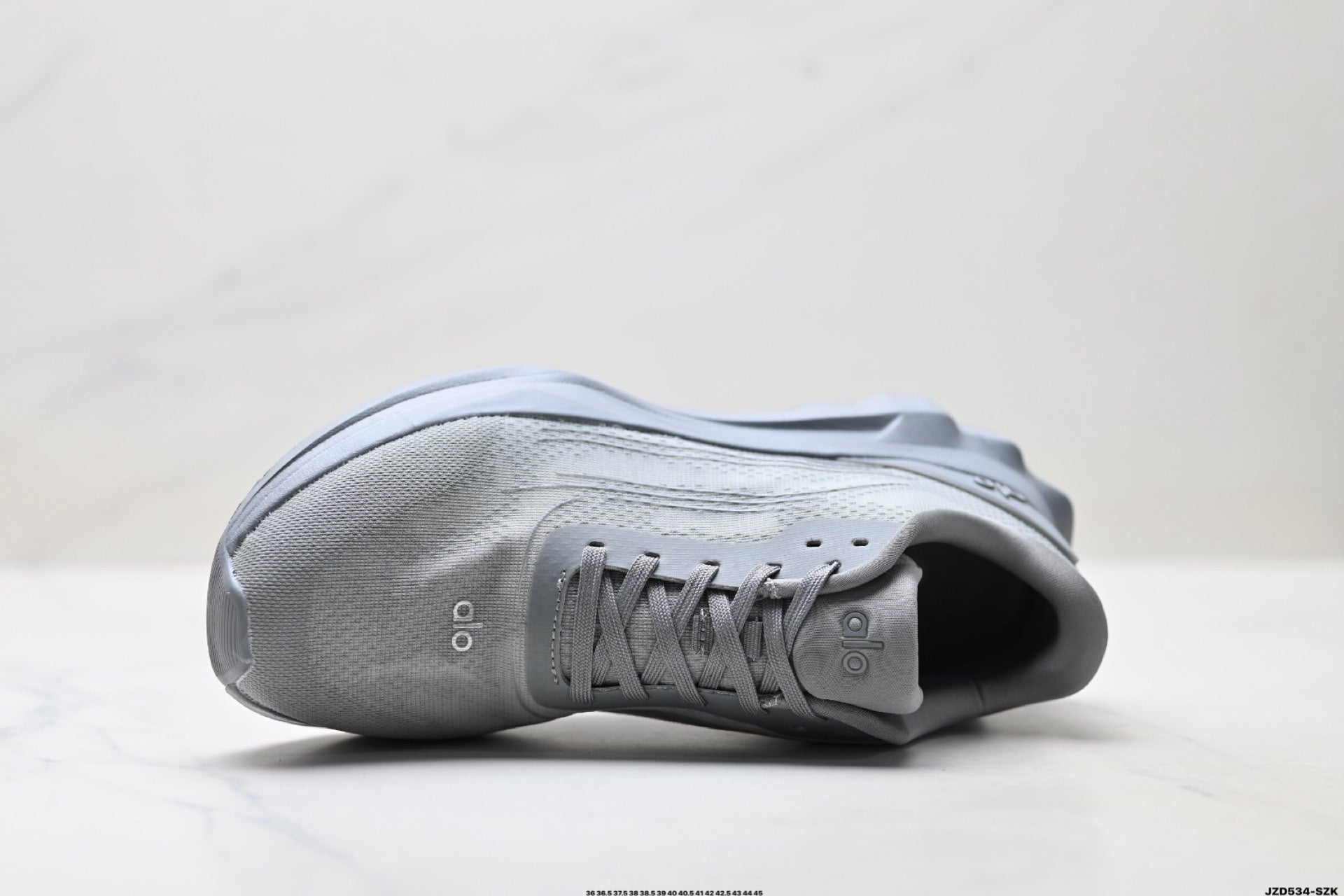 Alo Yoga Alo Runner – Breathable Mesh Low-Top Sneaker | City Commute & Training