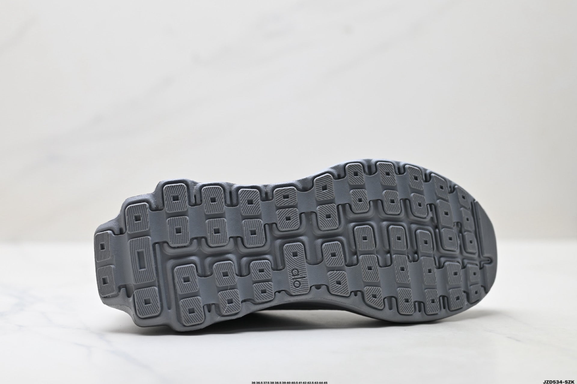 Alo Yoga Alo Runner – Breathable Mesh Low-Top Sneaker | City Commute & Training