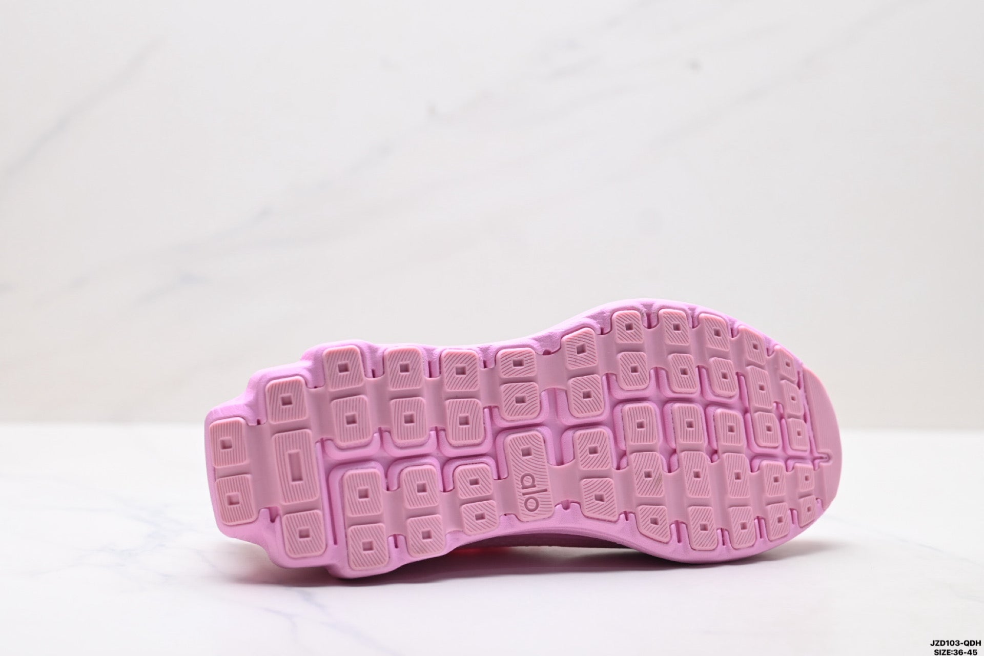 Alo Yoga Alo Runner – Breathable Mesh Low-Top Sneaker | City Commute & Training A0590Upink