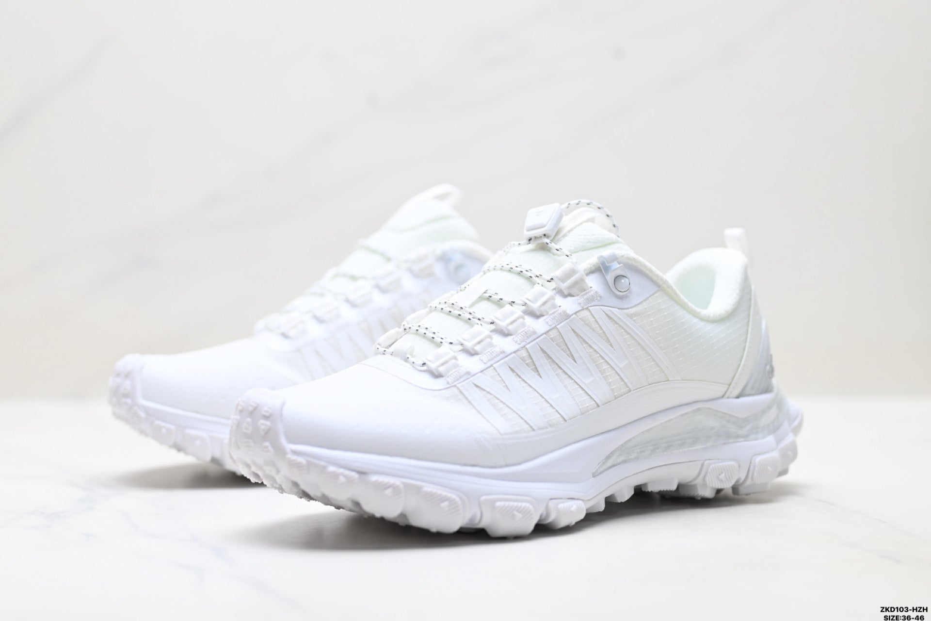 Alo Yoga Alo Runner Trail – Breathable Mesh Low-Top Trail Sneaker | City to Trail A0892U