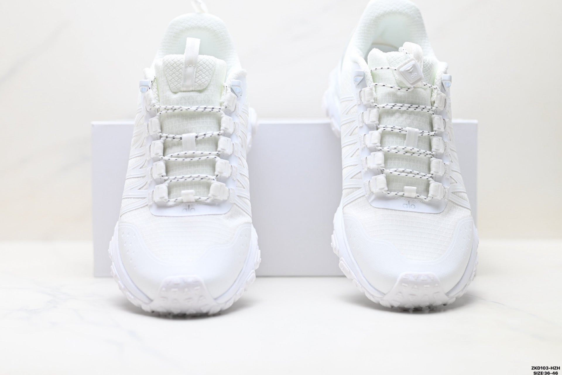 Alo Yoga Alo Runner Trail – Breathable Mesh Low-Top Trail Sneaker | City to Trail A0892U
