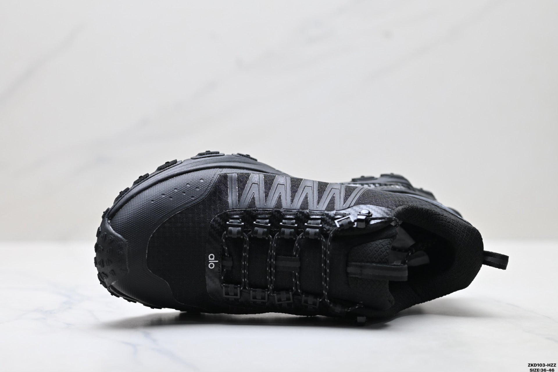Alo Yoga Alo Runner Trail – Breathable Mesh Low-Top Trail Sneaker | City to Trail A0892U- Black