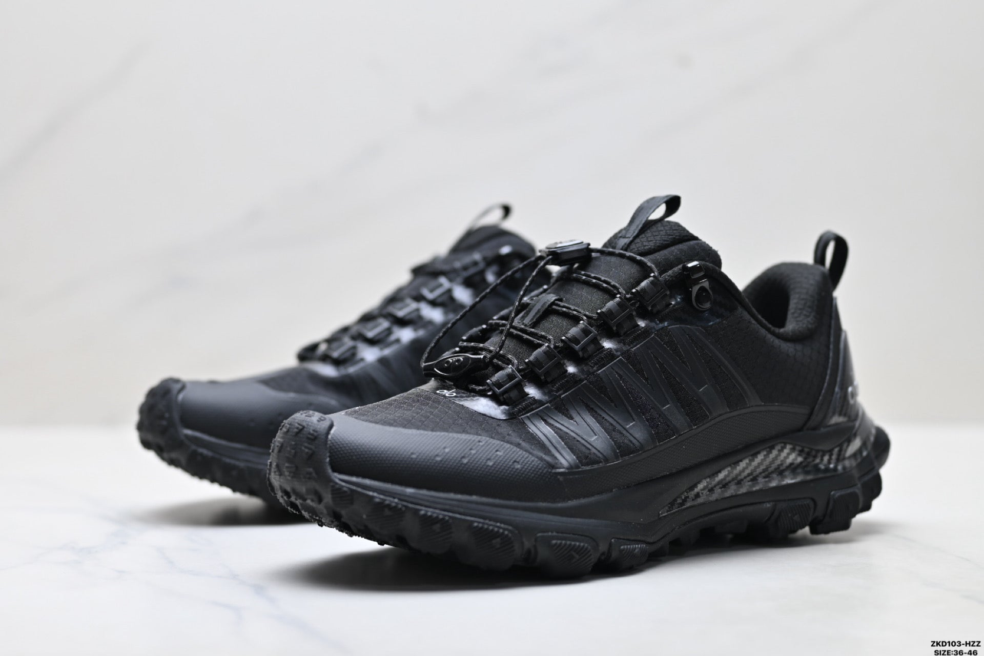Alo Yoga Alo Runner Trail – Breathable Mesh Low-Top Trail Sneaker | City to Trail A0892U- Black