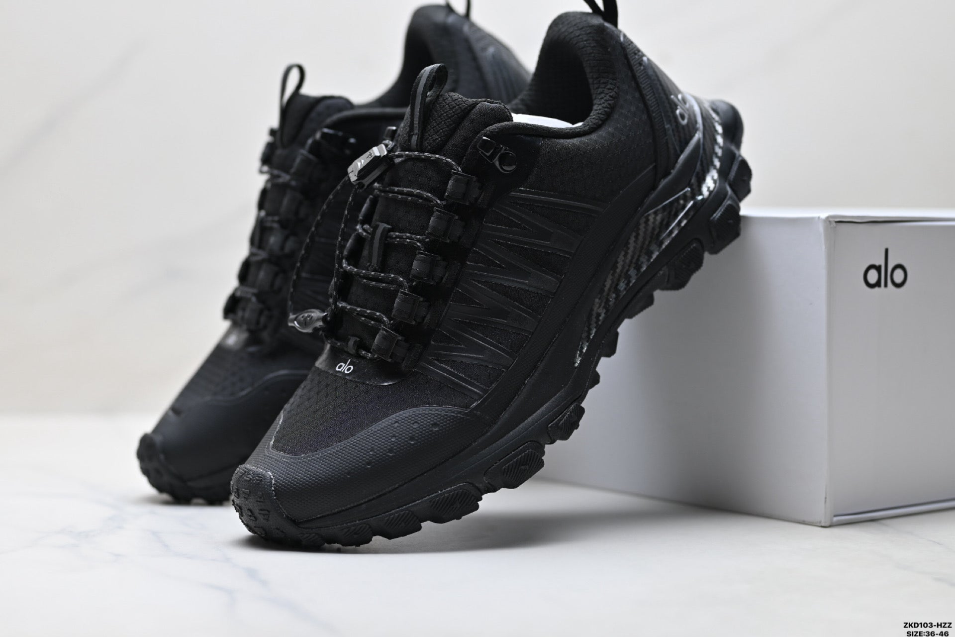 Alo Yoga Alo Runner Trail – Breathable Mesh Low-Top Trail Sneaker | City to Trail A0892U- Black