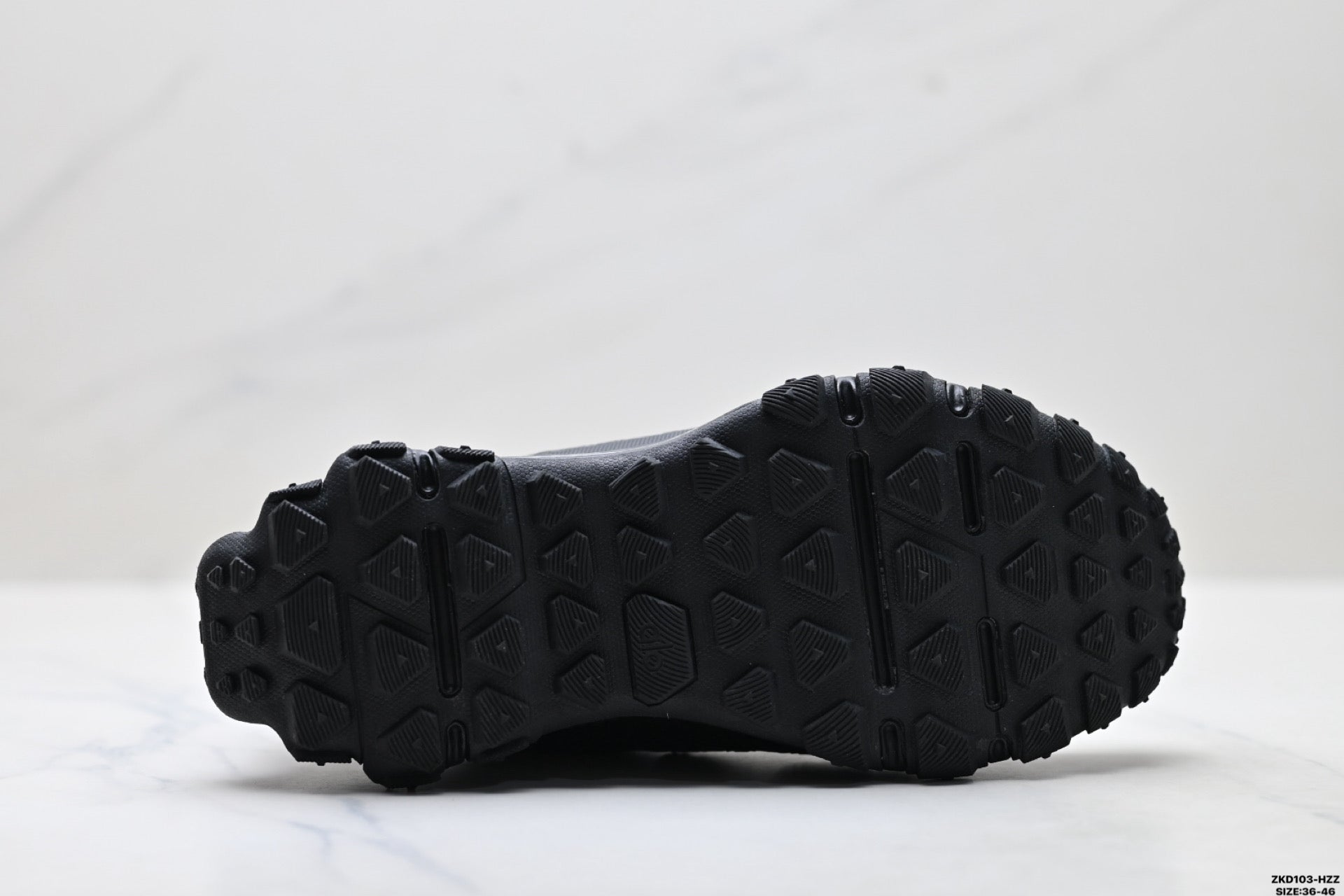 Alo Yoga Alo Runner Trail – Breathable Mesh Low-Top Trail Sneaker | City to Trail A0892U- Black