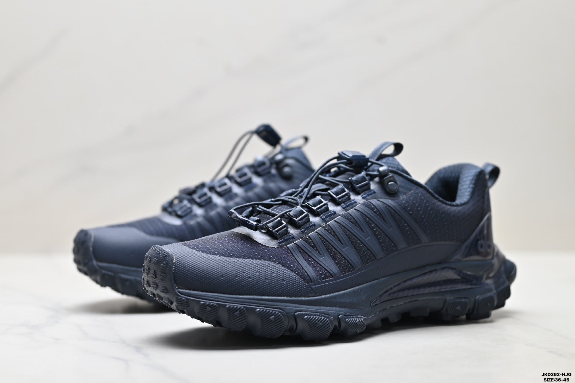 Alo Yoga Alo Runner Trail – Breathable Mesh Low-Top Trail Sneaker | City to Trail A0892U- Ink blue