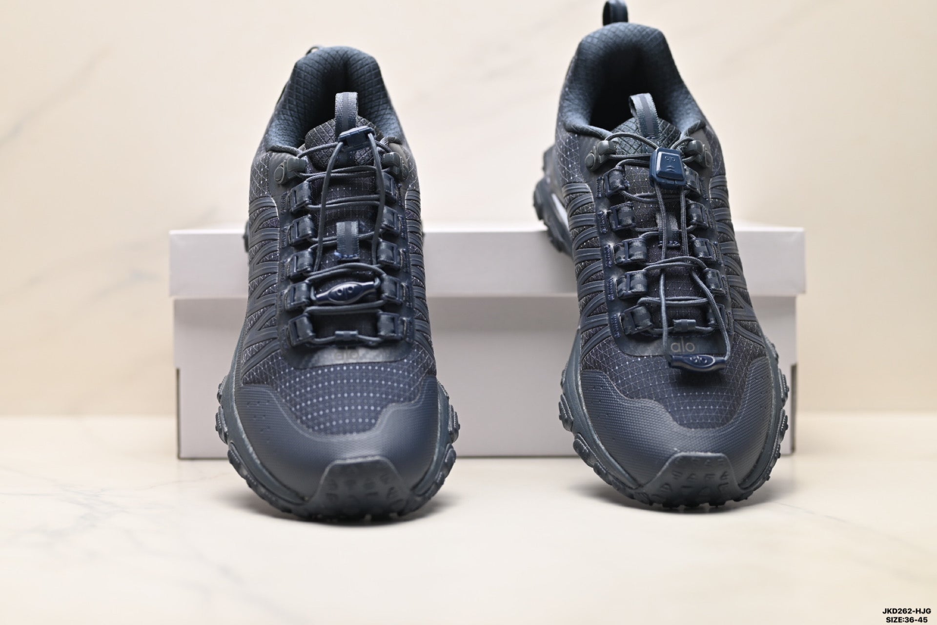 Alo Yoga Alo Runner Trail – Breathable Mesh Low-Top Trail Sneaker | City to Trail A0892U- Ink blue