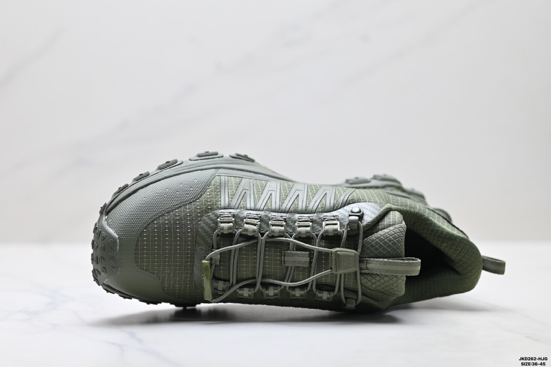 Alo Yoga Alo Runner Trail – Breathable Mesh Low-Top Trail Sneaker | City to Trail A0892U-Dark green