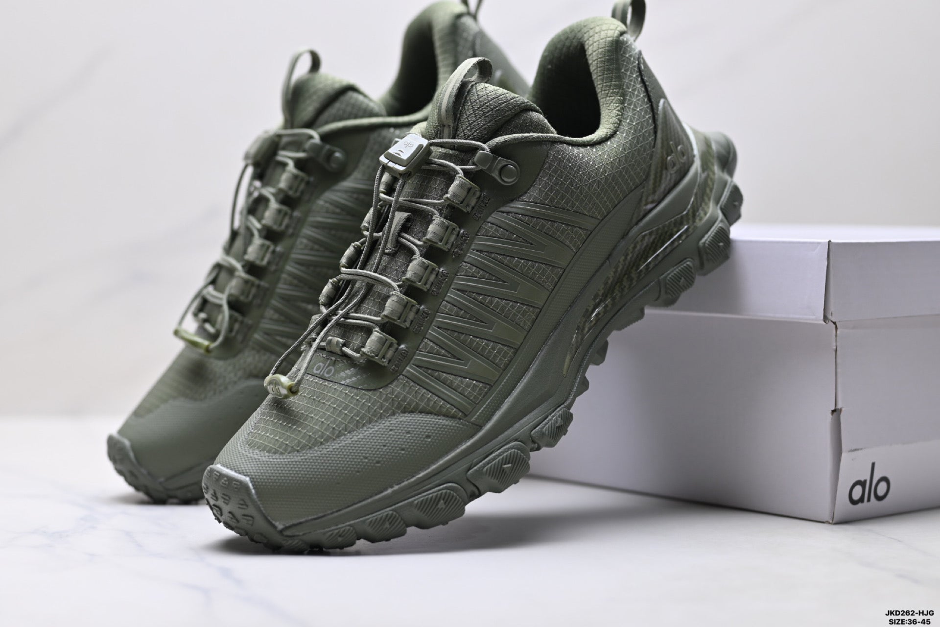 Alo Yoga Alo Runner Trail – Breathable Mesh Low-Top Trail Sneaker | City to Trail A0892U-Dark green