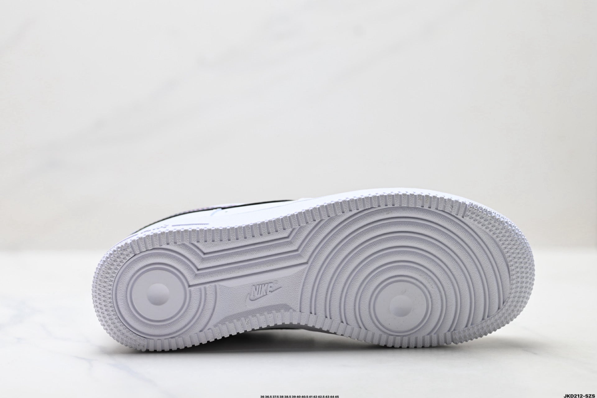Nike Air Force 1 '07 LV8 – Low Top Sneaker  lQ0407-100
