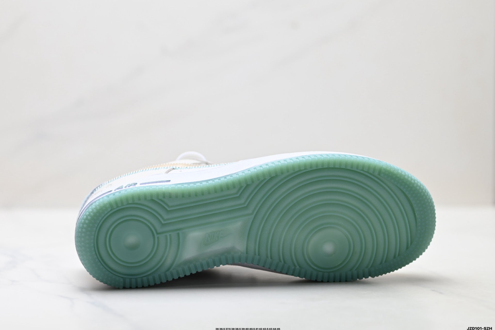 Nike Air Force 1 '07 LV8 – Low Top Sneaker IV6205-104